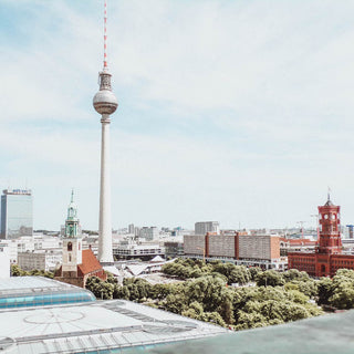 Stadtaufnahme von Berlin unter anderem Fernsehturm zu sehen und blauer Himmel.