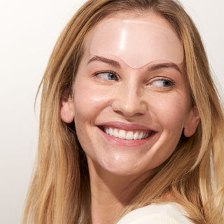 Blonde Frau die mit Fantastic Forehead Stirnpad der Marke Apricot Beauty.