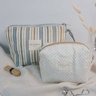 Größenvergleich der Kosmetiktaschen M und L von Delamur – Coastal Stripes & Chevron Cream, perfekt für Make-up und Pflegeprodukte.