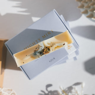 Handgemachte vegane Seife der Sorte Mighty Mint von Azur Natural Bodycare, von oben fotografiert und auf gestapelten Verpackungen präsentiert.