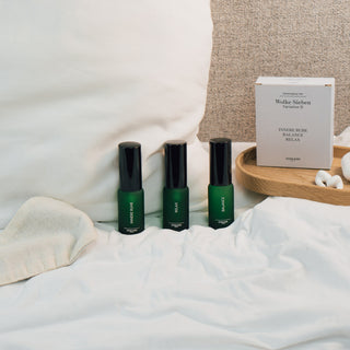 3er Kissenspray Set "Wolke Sieben" der Marke Oskari Berlin, präsentiert vor einem Kissen in einer weissen Verpackung, Holztablett und Schlafmaske.