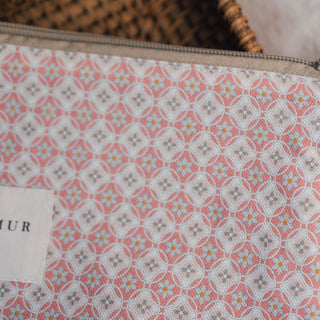 Detailansicht des Blush Tile Musters auf der Kosmetiktasche L – feine geometrische Struktur auf hochwertigem Stoff.