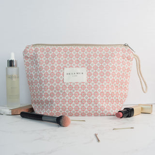 Kosmetiktasche L Blush Tile aus Stoff – Frontansicht mit geometrischem Muster, Reißverschluss und seitlichem Tragegriff.
