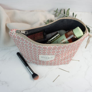 Kosmetiktasche L Blush Tile mit geöffnetem Reißverschluss – geräumiges Innenfach für Kosmetik, Pflegeprodukte und kleine Essentials.