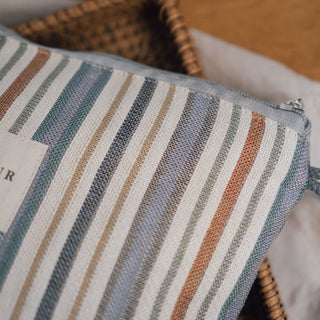 Detailansicht des Coastal Stripes Musters auf der Kosmetiktasche L – hochwertige Webstruktur mit natürlichen Farben.
