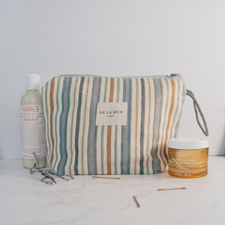 Kosmetiktasche L Coastal Stripes aus Stoff – Frontansicht mit Streifenmuster, Reißverschluss und seitlichem Tragegriff.