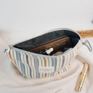 Kosmetiktasche L Coastal Stripes geöffnet und gefüllt – geräumiges Innenfach für Kosmetik, Pflegeprodukte und kleine Essentials.
