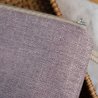 Detailansicht des Lavender Bliss Musters auf der Kosmetiktasche L – hochwertige Webstruktur mit zartem Lila-Ton.