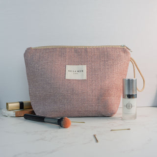 Kosmetiktasche L Lavender Bliss aus Stoff – Frontansicht mit Reißverschluss, seitlichem Tragegriff und sanftem Lavendelton.