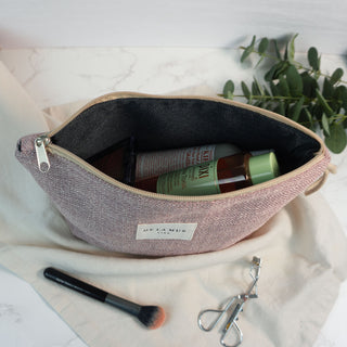 Kosmetiktasche L Lavender Bliss geöffnet und gefüllt – geräumiges Innenfach für Kosmetik, Pflegeprodukte und kleine Essentials.