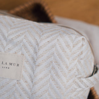 Detailansicht des Chevron Cream Musters auf der Kosmetiktasche M – feine Webstruktur in Beige- und Cremetönen.