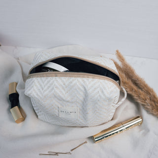 Kosmetiktasche M Chevron Cream aus Stoff – Frontansicht mit elegantem Chevron-Muster, Reißverschluss und seitlichem Tragegriff.
