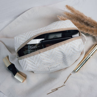 Kosmetiktasche M Chevron Cream geöffnet und gefüllt – geräumiges Innenfach für Kosmetik, Pflegeprodukte und kleine Essentials.