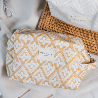 Detailansicht des Sunny Geometric Musters auf der Kosmetiktasche M – kunstvolles geometrisches Design in Gelb und Weiß.