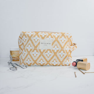 Kosmetiktasche M Sunny Geometric aus Stoff – Frontansicht mit sonnigem Gelb-Weiß-Muster, Reißverschluss und seitlichem Tragegriff.