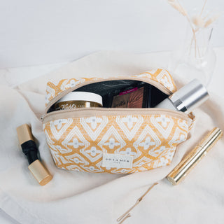 Kosmetiktasche M Sunny Geometric geöffnet und gefüllt – geräumiges Innenfach für Kosmetik, Pflegeprodukte und kleine Essentials.
