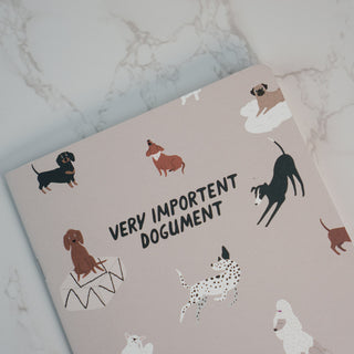 Das Notizheft „DOGS“ von Typealive in Beige mit liebevollen Hunde-Illustrationen und dem humorvollen Schriftzug „Very Important Dogument“ – perfekt für alle Hundeliebhaber.