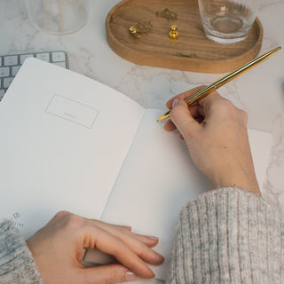 Detailaufnahme der Innenseiten eines Typealive Notizhefts mit blanko Papier und minimalistischer Gestaltung – ideal für kreative Ideen, Skizzen oder Notizen.