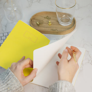 Innenseiten des Notizhefts âSmiley No. 2â von Typealive mit leuchtend gelber Innenseite und hochwertigem, blanko Papier â ideal fĂŒr kreative Ideen und Notizen.
