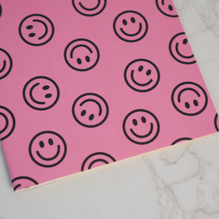 Detailansicht des Notizhefts „Smiley No. 2“ von Typealive mit auffälligem pinkem Hintergrund und schwarzen Smileys – perfekt für gute Laune und kreative Notizen.