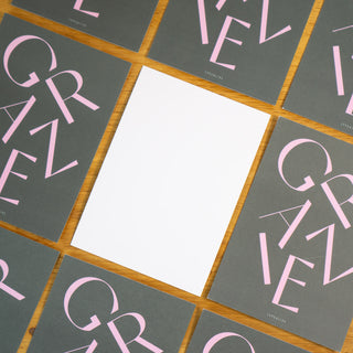 Postkarte mit dem Design ‘Grazie’ in Pink auf schwarzem Hintergrund und einer weißen Rückseite, ideal für stilvolle Botschaften von Typealive.