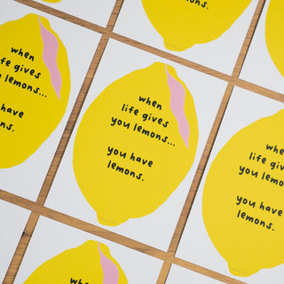 Postkarte mit der humorvollen Aufschrift ‘When life gives you lemons… you have lemons’, illustriert mit einer großen gelben Zitrone und rosa Akzenten, von Typealive.