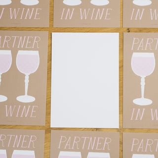 Postkarte mit der Aufschrift ‘Partner in Wine’ und zwei illustrierten Rosé-Weingläsern, gezeigt mit weißer Rückseite, von Typealive.