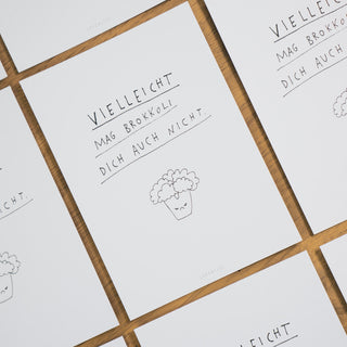 Postkarte mit der humorvollen Aufschrift ‘Vielleicht mag Brokkoli dich auch nicht’ und einer minimalistischen Brokkoli-Illustration, von Typealive.