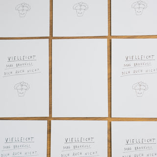 Postkarte mit der Aufschrift ‘Vielleicht mag Brokkoli dich auch nicht’ und einer illustrierten Brokkoli-Zeichnung, gezeigt mit weißer Rückseite, von Typealive.