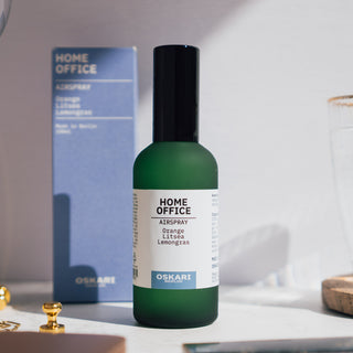Raumspray Home Office in der Duftrichtung Orange Litsea Lemongrass von Oskari Berlin, abgebildet mit der Verpackung im Hintergrund.
