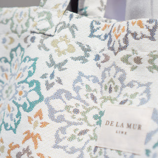 Stofftasche Everyday Bag M im Muster Floral Harmony von De La Mur, Nahaufnahme des Stoffe mit grün, orangen floralem Muster.