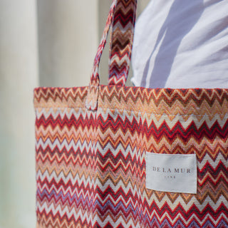Detailansicht der Stofftasche Shopper L in der Farbe Zigzag Sunset von De La Mur.