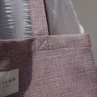 Detailaufnahme der Stofftasche Shopper M in der Farbe Lavender Bliss von De La Mur, die den Stoff und das Logo zeigt.
