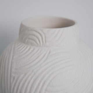 Kleine Vase Athens von der Marke Claet, handgefertigt mit feinen Rillenstrukturen in elegantem Weiß. Modernes und minimalistisches Design, perfekt als Dekorationsstück oder für Trockenblumen, präsentiert.