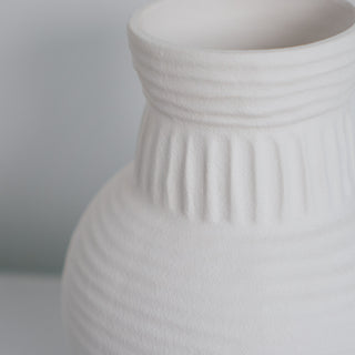 Große Vase Athens von der Marke Claet, handgefertigt mit feinen Rillenstrukturen in elegantem Weiß. Modernes und minimalistisches Design, perfekt als Dekorationsstück oder für Trockenblumen.