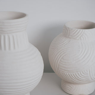 Große und kleine Vase Athens von der Marke Claet, handgefertigt mit feinen Rillenstrukturen in elegantem Weiß. Modernes und minimalistisches Design, perfekt als Dekorationsstück oder für Trockenblumen.
