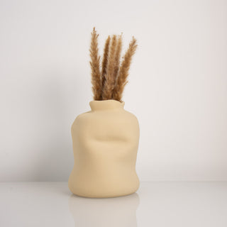 Handgefertigte Vase Dune in Beige von Claet, inspiriert von organischen Formen und sanften Sanddünen. Elegantes, minimalistisches Design, ideal für Trockenblumen oder als modernes Dekorationselement, präsentiert mit natürlichem Pampasgras.