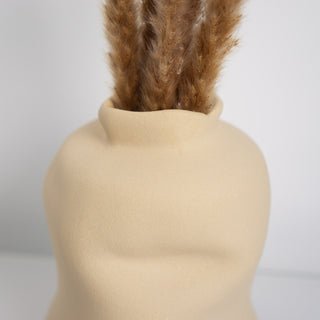 Handgefertigte Vase Dune in Beige von Claet, inspiriert von organischen Formen und sanften Sanddünen. Elegantes, minimalistisches Design, ideal für Trockenblumen oder als modernes Dekorationselement, präsentiert mit natürlichem Pampasgras.