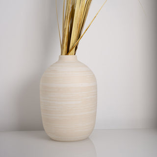 Minimalistische Vase Hera groß, handgefertigt von Claet. Elegantes Design mit sanft gerundeter Form und texturierter Oberfläche perfekt für zeitgenössische Dekorationen oder Trockenblumenarrangements. Gefertigt in hochwertigem, strukturiertem Weiß und Beige.