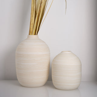Minimalistische Vase Hera groß und klein, handgefertigt von Claet. Elegantes Design mit sanft gerundeter Form und texturierter Oberfläche perfekt für zeitgenössische Dekorationen oder Trockenblumenarrangements. Gefertigt in hochwertigem, strukturiertem Weiß und Beige.