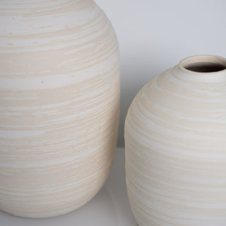 Minimalistische Vase Hera groß und klein, handgefertigt von Claet. Elegantes Design mit sanft gerundeter Form und texturierter Oberfläche perfekt für zeitgenössische Dekorationen oder Trockenblumenarrangements. Gefertigt in hochwertigem, strukturiertem Weiß und Beige.