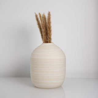 Minimalistische Vase Hera klein, handgefertigt von Claet. Elegantes Design mit sanft gerundeter Form und texturierter Oberfläche perfekt für zeitgenössische Dekorationen oder Trockenblumenarrangements. Gefertigt in hochwertigem, strukturiertem Weiß und Beige.
