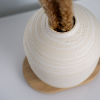 Minimalistische Vase Hera klein, handgefertigt von Claet. Elegantes Design mit sanft gerundeter Form und texturierter Oberfläche perfekt für zeitgenössische Dekorationen oder Trockenblumenarrangements. Gefertigt in hochwertigem, strukturiertem Weiß und Beige.