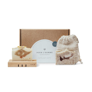 Die 'Pour L’Homme' Geschenkbox von Azur Natural Bodycare, eine umweltfreundliche Verpackung aus braunem Kraftpapier mit einem eleganten weißen Label und minimalistischer Schrift. 